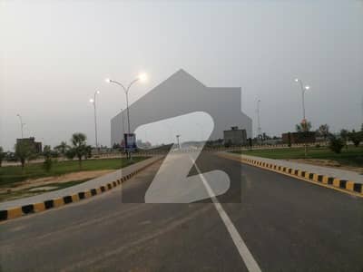 پائن ایونیو لاہور میں 8 مرلہ کمرشل پلاٹ 5.6 کروڑ میں برائے فروخت۔