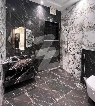 بحریہ ٹاؤن ۔ سیکٹر ایف بحریہ ٹاؤن,لاہور میں 5 کمروں کا 1 کنال مکان 2.95 لاکھ میں کرایہ پر دستیاب ہے۔