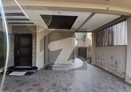 ڈی ایچ اے فیز 5 - بلاک ڈی فیز 5,ڈیفنس (ڈی ایچ اے),لاہور میں 4 کمروں کا 10 مرلہ مکان 2.35 لاکھ میں کرایہ پر دستیاب ہے۔