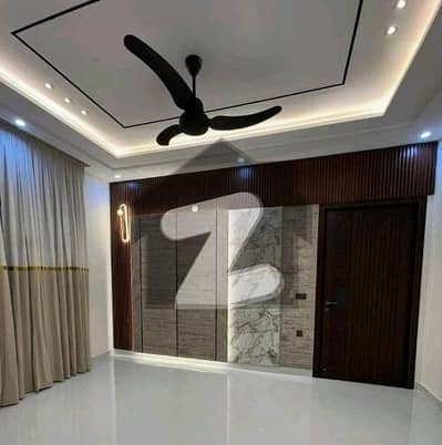 لو کاسٹ ۔ بلاک ایچ لو کاسٹ سیکٹر,بحریہ آرچرڈ فیز 2,بحریہ آرچرڈ,لاہور میں 4 کمروں کا 8 مرلہ مکان 2.8 کروڑ میں برائے فروخت۔