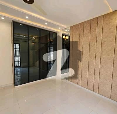 لو کاسٹ ۔ بلاک جے لو کاسٹ سیکٹر,بحریہ آرچرڈ فیز 2,بحریہ آرچرڈ,لاہور میں 4 کمروں کا 8 مرلہ مکان 2.8 کروڑ میں برائے فروخت۔