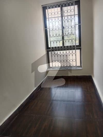 جی ۔ 10 اسلام آباد میں 3 کمروں کا 6 مرلہ بالائی پورشن 1.0 لاکھ میں کرایہ پر دستیاب ہے۔