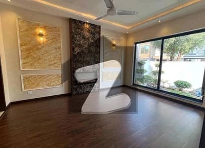 بحریہ ٹاؤن سیکٹر سی بحریہ ٹاؤن,لاہور میں 5 کمروں کا 10 مرلہ مکان 3.75 کروڑ میں برائے فروخت۔