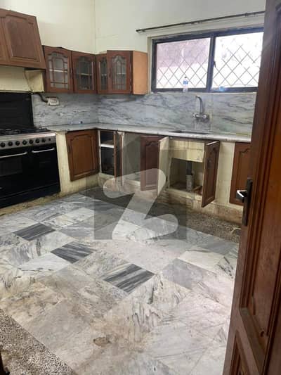 ایف ۔ 10 اسلام آباد میں 6 کمروں کا 1 کنال مکان 3.5 لاکھ میں کرایہ پر دستیاب ہے۔