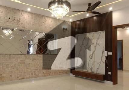 ڈی ایچ اے فیز 6 ڈیفنس (ڈی ایچ اے),لاہور میں 5 کمروں کا 10 مرلہ مکان 3.75 کروڑ میں برائے فروخت۔