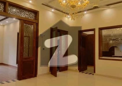 ڈی ایچ اے فیز 7 ڈیفنس (ڈی ایچ اے),لاہور میں 5 کمروں کا 10 مرلہ مکان 3.75 کروڑ میں برائے فروخت۔