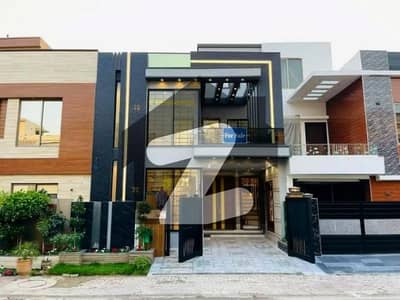 ڈی ایچ اے 9 ٹاؤن ڈیفنس (ڈی ایچ اے),لاہور میں 3 کمروں کا 5 مرلہ مکان 2.3 کروڑ میں برائے فروخت۔