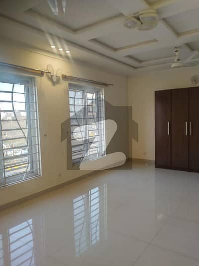 ڈی ایچ اے ڈیفینس فیز 2 ڈی ایچ اے ڈیفینس,اسلام آباد میں 3 کمروں کا 1 کنال بالائی پورشن 1.5 لاکھ میں کرایہ پر دستیاب ہے۔