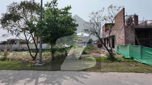 ڈی ایچ اے فیز 8 - بلاک وی فیز 8,ڈیفنس (ڈی ایچ اے),لاہور میں 1 کنال رہائشی پلاٹ 4.95 کروڑ میں برائے فروخت۔