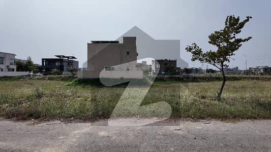 ڈی ایچ اے فیز 8 - بلاک ٹی فیز 8,ڈیفنس (ڈی ایچ اے),لاہور میں 1 کنال رہائشی پلاٹ 3.25 کروڑ میں برائے فروخت۔