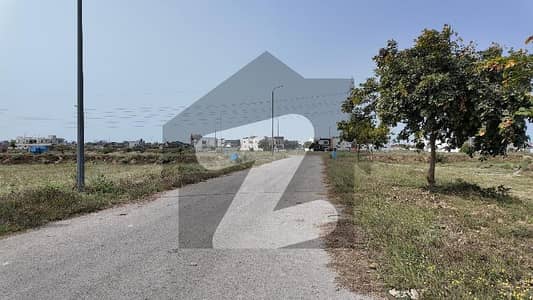 ڈی ایچ اے فیز 8 - بلاک ٹی فیز 8,ڈیفنس (ڈی ایچ اے),لاہور میں 1 کنال رہائشی پلاٹ 4.15 کروڑ میں برائے فروخت۔