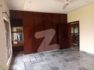 ڈی ایچ اے فیز 3 ڈیفنس (ڈی ایچ اے),لاہور میں 2 کمروں کا 1 کنال بالائی پورشن 1.0 لاکھ میں کرایہ پر دستیاب ہے۔