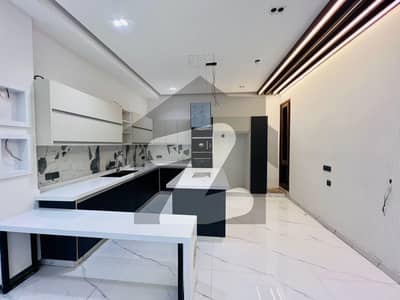 ڈی ایچ اے فیز 8 ڈی ایچ اے ڈیفینس,کراچی میں 5 کمروں کا 12 مرلہ مکان 13.5 کروڑ میں برائے فروخت۔