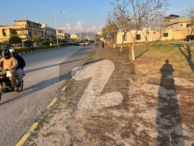 Top Location Short Corner Kanal Plot For Sale In A Block B-17