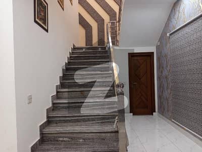 ڈی سی کالونی گوجرانوالہ میں 5 کمروں کا 10 مرلہ مکان 4.1 کروڑ میں برائے فروخت۔