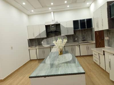 ڈی سی کالونی گوجرانوالہ میں 5 کمروں کا 10 مرلہ مکان 4.3 کروڑ میں برائے فروخت۔