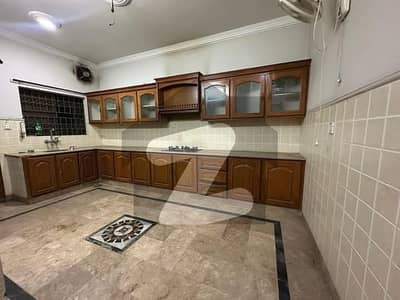 جی ۔ 10 اسلام آباد میں 6 کمروں کا 16 مرلہ مکان 11.75 کروڑ میں برائے فروخت۔