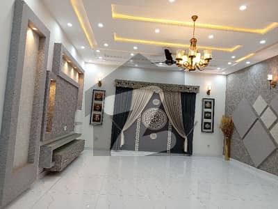 ڈی سی کالونی گوجرانوالہ میں 5 کمروں کا 10 مرلہ مکان 4.5 کروڑ میں برائے فروخت۔