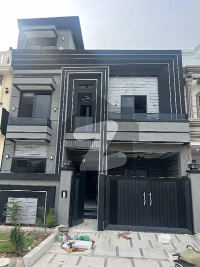 سٹی ہاؤسنگ سوسائٹی سیالکوٹ میں 4 کمروں کا 5 مرلہ مکان 2.15 کروڑ میں برائے فروخت۔