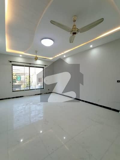 بحریہ ٹاؤن فیز 3 بحریہ ٹاؤن راولپنڈی,راولپنڈی میں 8 کمروں کا 1 کنال مکان 2.2 لاکھ میں کرایہ پر دستیاب ہے۔