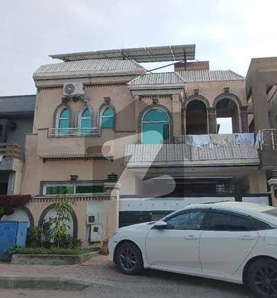 بحریہ ٹاؤن فیز 3 بحریہ ٹاؤن راولپنڈی,راولپنڈی میں 5 کمروں کا 10 مرلہ مکان 4.4 کروڑ میں برائے فروخت۔