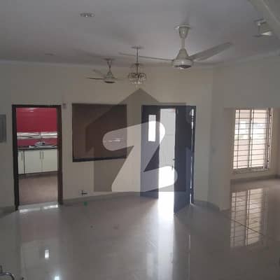 بحریہ ٹاؤن فیز 8 ۔ رفیع بلاک بحریہ ٹاؤن فیز 8,بحریہ ٹاؤن راولپنڈی,راولپنڈی میں 5 کمروں کا 10 مرلہ مکان 1.15 لاکھ میں کرایہ پر دستیاب ہے۔