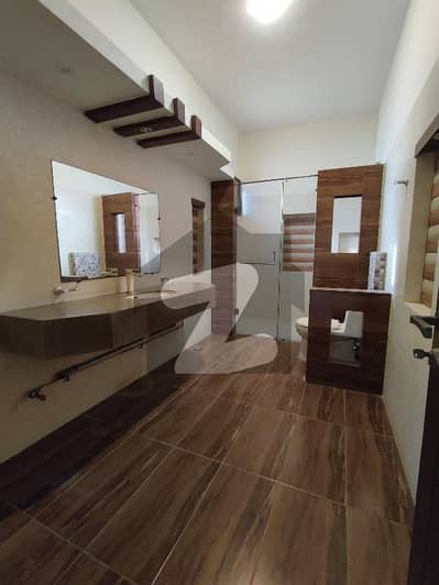 ڈی ایچ اے فیز 8 ڈی ایچ اے ڈیفینس,کراچی میں 3 کمروں کا 1 کنال زیریں پورشن 4.0 لاکھ میں کرایہ پر دستیاب ہے۔