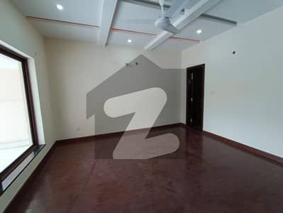 1 Kanal Like New House Available For Sale In Bahria Town Lahore.