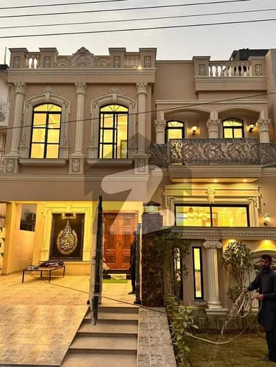 ڈی ایچ اے 9 ٹاؤن ڈیفنس (ڈی ایچ اے),لاہور میں 4 کمروں کا 10 مرلہ مکان 1.65 لاکھ میں کرایہ پر دستیاب ہے۔