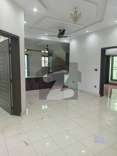 ایل ڈی اے ایوینیو لاہور میں 3 کمروں کا 10 مرلہ بالائی پورشن 65.0 ہزار میں کرایہ پر دستیاب ہے۔