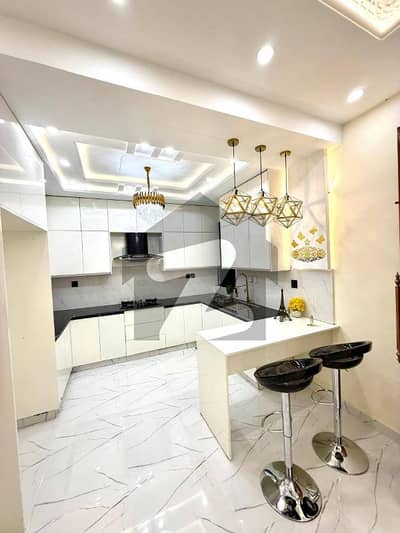 ڈی ایچ اے 9 ٹاؤن ۔ بلاک سی ڈی ایچ اے 9 ٹاؤن,ڈیفنس (ڈی ایچ اے),لاہور میں 3 کمروں کا 5 مرلہ مکان 2.5 کروڑ میں برائے فروخت۔