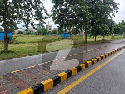 ڈی ایچ اے فیز 8 - بلاک آر ڈی ایچ اے فیز 8,ڈیفنس (ڈی ایچ اے),لاہور میں 8 مرلہ کمرشل پلاٹ 6.6 کروڑ میں برائے فروخت۔