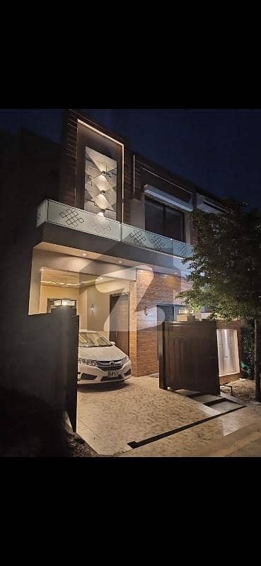 لیک سٹی - سیکٹر ایم-7بی لیک سٹی,رائیونڈ روڈ,لاہور میں 4 کمروں کا 5 مرلہ مکان 2.5 کروڑ میں برائے فروخت۔