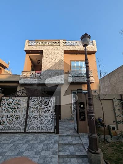 لیک سٹی ۔ سیکٹرایم ۔ 7 لیک سٹی,رائیونڈ روڈ,لاہور میں 4 کمروں کا 5 مرلہ مکان 1.15 لاکھ میں کرایہ پر دستیاب ہے۔