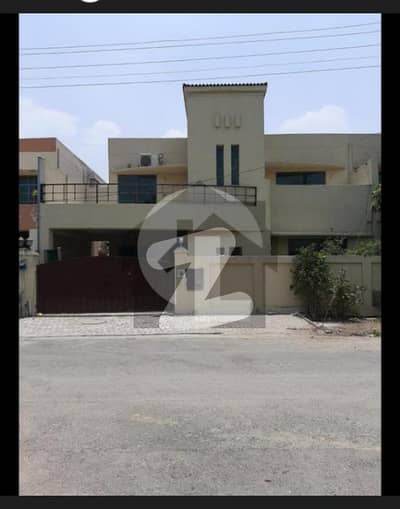 عسکری 10 عسکری,لاہور میں 4 کمروں کا 10 مرلہ مکان 5.5 کروڑ میں برائے فروخت۔