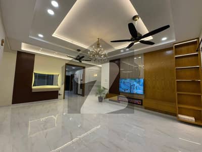 ویلینشیاء ہاؤسنگ سوسائٹی لاہور میں 6 کمروں کا 1 کنال مکان 6.5 کروڑ میں برائے فروخت۔