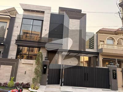 لیک سٹی میڈوز فیز 1 لیک سٹی میڈوز,لاہور میں 5 کمروں کا 10 مرلہ مکان 5.5 کروڑ میں برائے فروخت۔