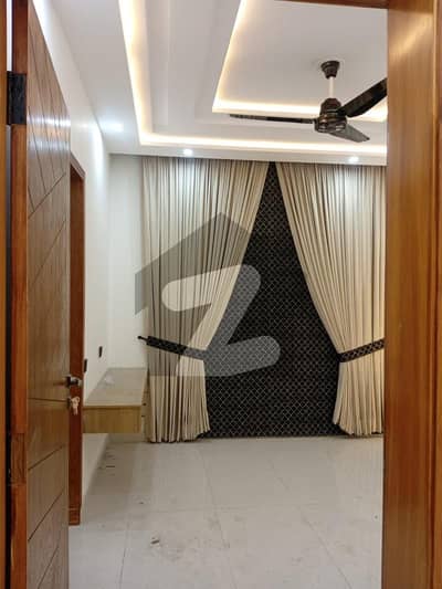 لیک سٹی۔ سیکٹر ایم 7 ۔ بلاک سی 3 لیک سٹی ۔ سیکٹرایم ۔ 7,لیک سٹی,رائیونڈ روڈ,لاہور میں 5 کمروں کا 7 مرلہ مکان 1.59 لاکھ میں کرایہ پر دستیاب ہے۔