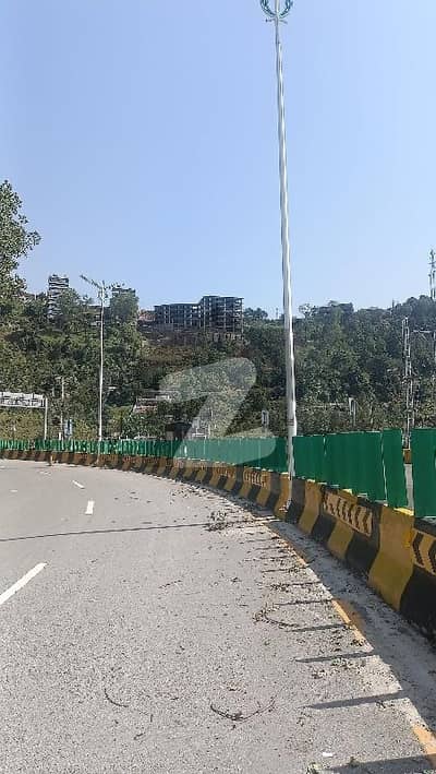 مری ایکسپریس وے مری میں 1 کنال کمرشل پلاٹ 8.0 کروڑ میں برائے فروخت۔