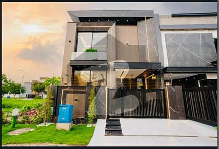 ڈی ایچ اے 9 ٹاؤن ڈیفنس (ڈی ایچ اے),لاہور میں 3 کمروں کا 5 مرلہ مکان 2.15 کروڑ میں برائے فروخت۔