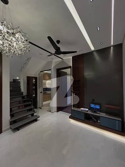 ڈی ایچ اے 9 ٹاؤن ڈیفنس (ڈی ایچ اے),لاہور میں 3 کمروں کا 5 مرلہ مکان 3.25 کروڑ میں برائے فروخت۔