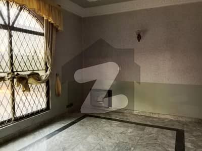 ڈی ایچ اے فیز 1 ڈیفنس (ڈی ایچ اے),لاہور میں 2 کمروں کا 1 کنال زیریں پورشن 1.25 لاکھ میں کرایہ پر دستیاب ہے۔