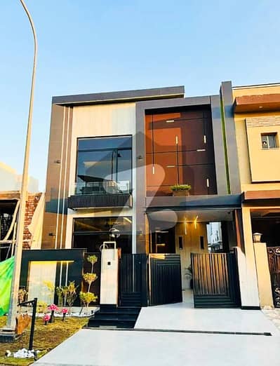 ڈی ایچ اے 9 ٹاؤن ڈیفنس (ڈی ایچ اے),لاہور میں 3 کمروں کا 5 مرلہ مکان 2.25 کروڑ میں برائے فروخت۔