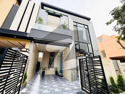 ڈی ایچ اے 9 ٹاؤن ڈیفنس (ڈی ایچ اے),لاہور میں 3 کمروں کا 5 مرلہ مکان 2.15 کروڑ میں برائے فروخت۔