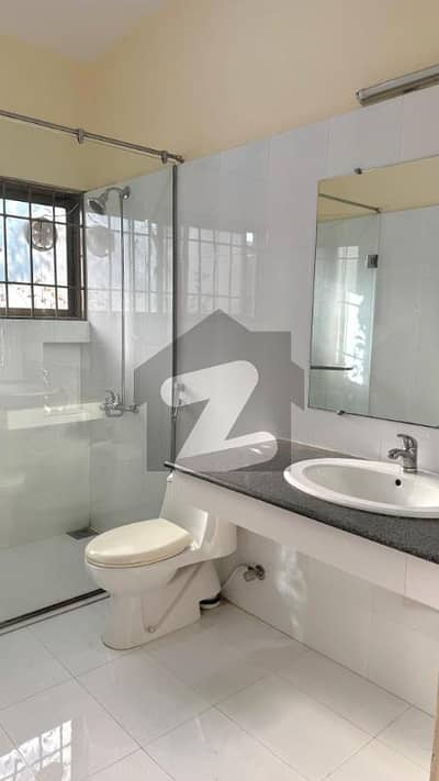 F-7 HOUSE FOR RENT EXCELLENT 1 KANAL HOUSE PROPER AND MODERN FITTINGS, TILED FLOORING 4 BEDROOMS, 4 ATTACHED BATHROOMS