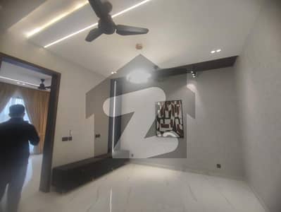 بحریہ ٹاؤن لاہور میں 5 کمروں کا 10 مرلہ مکان 3.5 کروڑ میں برائے فروخت۔