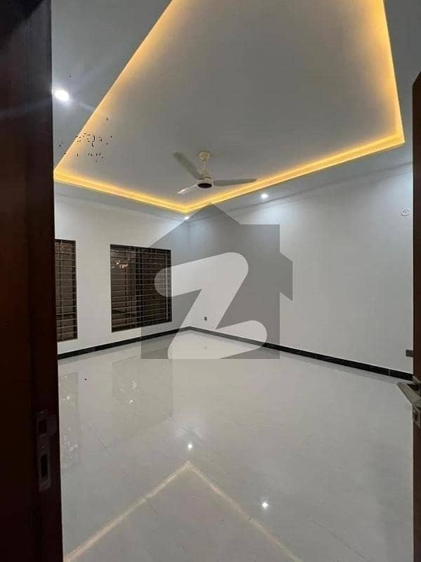 Ready to move 272sq yd 5Bedroom DDL Luxury Villa FOR SALE. Only 3km from Main Entrance of BTK. Near MIDWAY Commercial, Parks, Masjid and Gallery. Ready to move 272sq yd 5Bedroom DDL Luxury Villa FOR SALE. Only 3km from Main Entrance of BTK. Near MIDWAY Commercial, Parks, Masjid and Gallery.