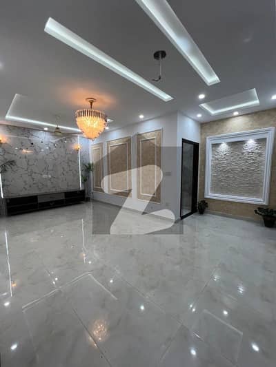 لیک سٹی میڈوز لاہور میں 5 کمروں کا 10 مرلہ مکان 4.15 کروڑ میں برائے فروخت۔