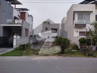 8 Marla Level Plot Ideal Location Close To Park