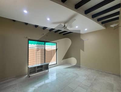 ڈی ایچ اے فیز 4 ڈیفنس (ڈی ایچ اے),لاہور میں 5 کمروں کا 1 کنال مکان 2.6 لاکھ میں کرایہ پر دستیاب ہے۔